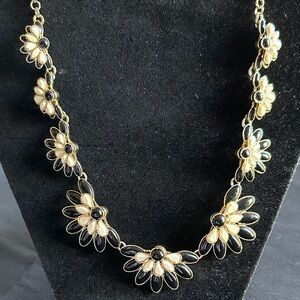 Talbots EUC black & cream flower graduated necklace in goldtone setting